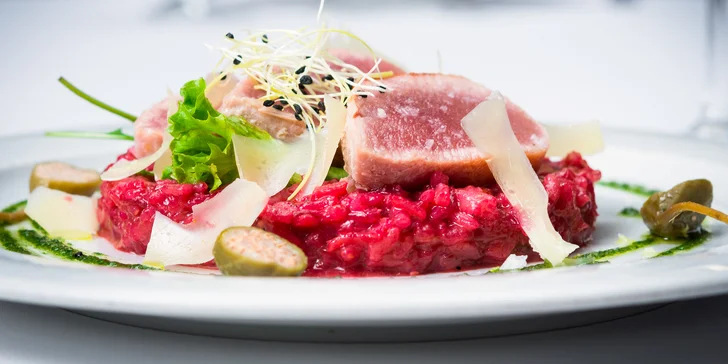 A aby toho nebylo málo, vybrané varianty mají v ceně i dokonalé čtyřchodové menu ve zdejší restauraci.
