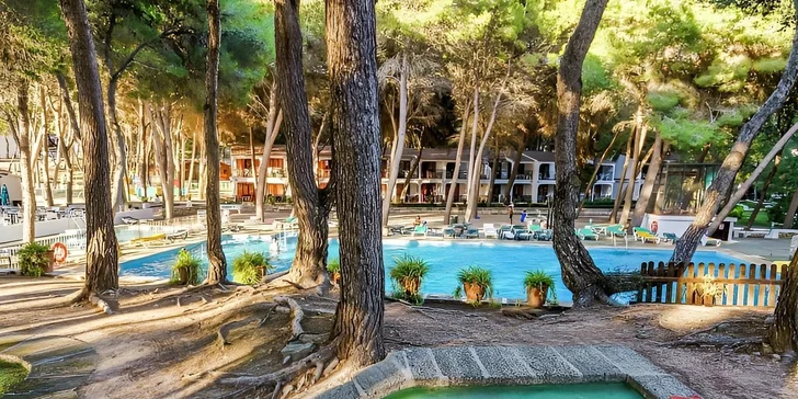 Za poplatek si můžete zahrát stolní tenis, tenis na pevném povrchu, biliár, minigolf či petanque, nebo vyzkoušet vodní sporty na pláži.