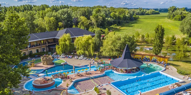 V blízkosti hotela (3 km) sa nachádza aj Aqualand a kryté kúpele s termálnou vodou a s celoročnou prevádzkou.