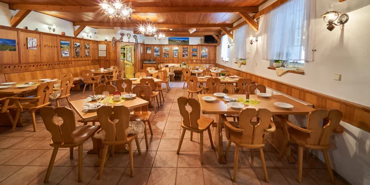 V ceně voucheru máte zahrnutou také polopenzi, kterou si vychutnáte v krásné dřevem obložené restauraci. 