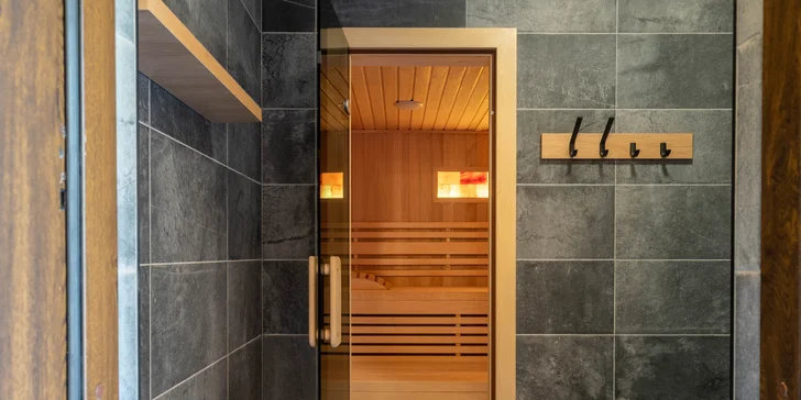 Sauna je priestranná, zmestíte sa sem všetci.
