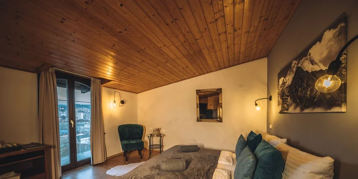 Pokoje mají TV, Wi-Fi připojení i set na přípravu kávy a čaje.