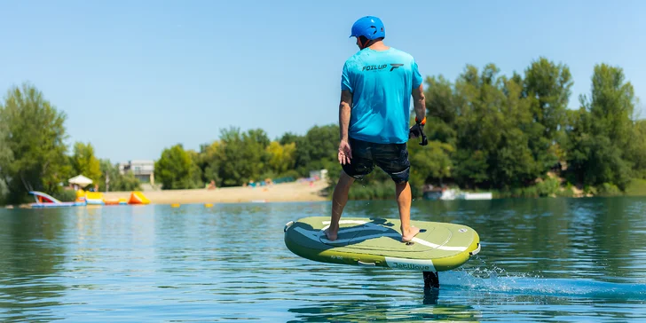 Naučte sa jazdiť na eFoil surfe a lietajte nad hladinou! Kurz pre začiatočníkov aj pokročilých