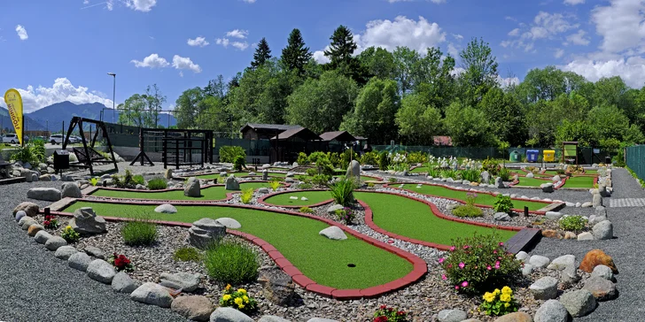 Na priľahlej záhrade si môžete zahrať minigolf na ihrisku s 18 jamkami, ktoré je liptovským unikátom. 