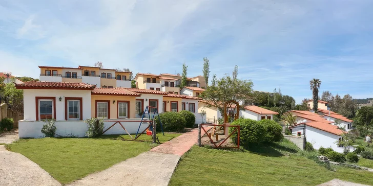 Zázemí vám poskytne 3* Hotel Belvedere s bazény, vířivkou, fitkem a kamínkovou pláží.