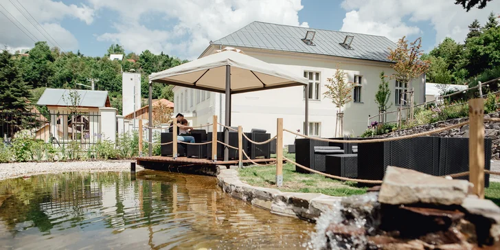 Netradičně řešená hotelová zahrada s terasami a romantickým jezírkem vás okouzlí.