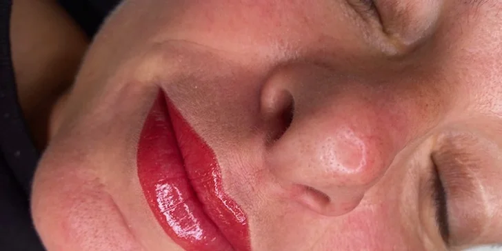Pokud toužíte mít výraznější a plnější rty, sáhněte po permanentním make-upu. 