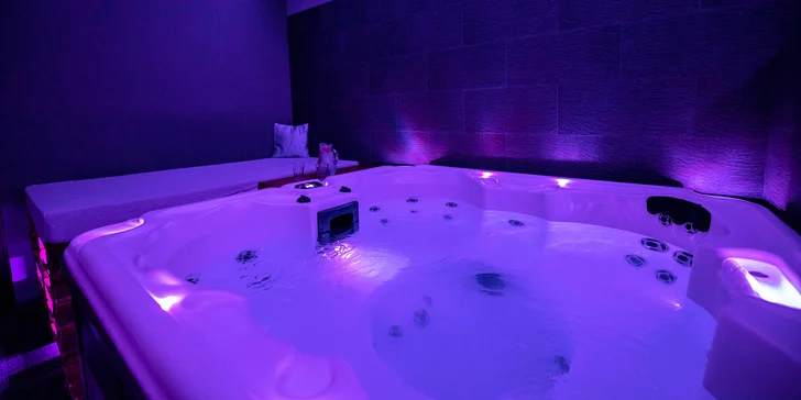 V klubu je šatna, kde si bezpečně uložíte osobní věci, a kromě wellness tu najdete také plně vybavený bar s posezením a příjemnou obsluhou.
