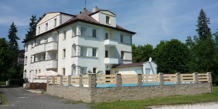 Na 3-8 dní se ubytujete v hotelu Bellevue v Doksech jen 200 m od jezera.