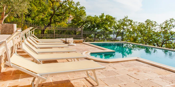 Na místě vás přivítá hotel Pietra Mare apartments jako z pohádky.