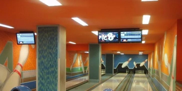 K dispozici jsou tři zkrácené bowlingové dráhy s el. stavěči německé firmy Vollmer.