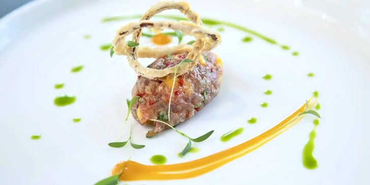 Tartar z tuňáka s mangem, koriandrem, limetou, chilli a křupavými cibulovými kroužky
