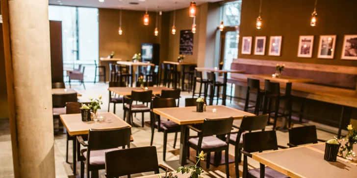 V prostorné restauraci si vychutnáte snídaně a u balíčku s polopenzí také tříchodové večeře.