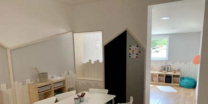 Počas toho ako budete čakať na jedlo sa môžu vaše deti zahrať v kútiku s omaľovánkami a hračkami.
