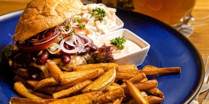 Kromě vybraného burgeru menu zahrnuje také hranolky s dipem a salát coleslaw.
