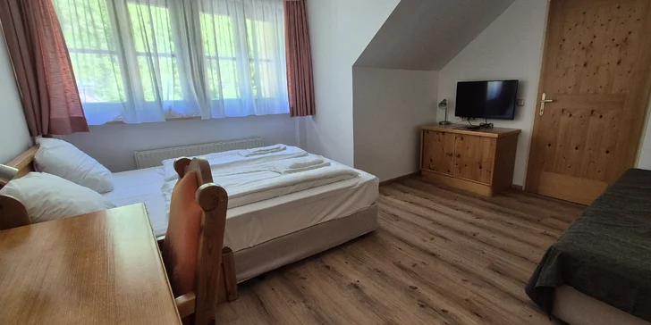 Z balkóna izby uvidíte na mesto. Súčasťou vybavenia je kúpeľňa so sprchovacím kútom a WC, LED TV, trezor, rádio a pripojenie na Wi‑Fi zdarma.