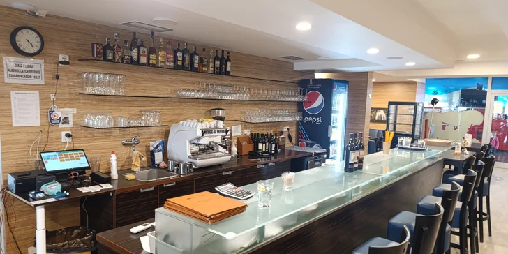 Restaurace má samostatný vstup naproti vchodu do wellness. Je jen na vás, zda sem zajdete i v rámci relaxace nebo zvlášť. 