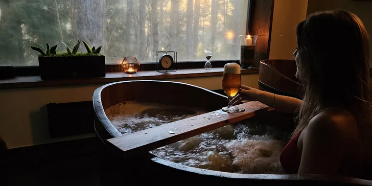 Počas pivného kúpeľa budete relaxovať v prírodnej drevenej vírivej kadi s vodou obohatenou o extrakty, z ktorých sa varí pivo