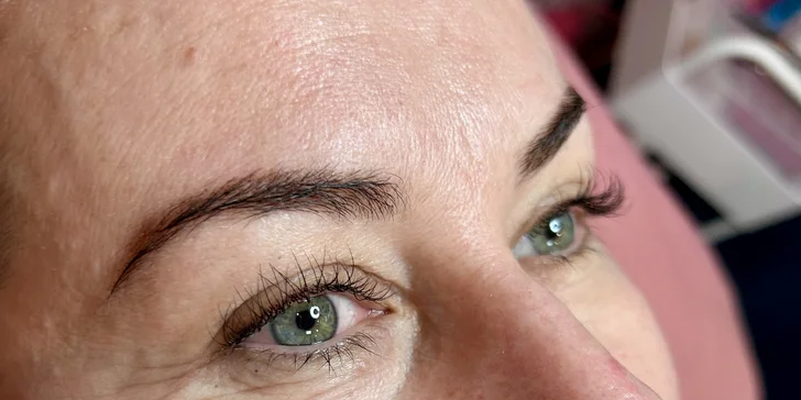 Či už túžite po laminácii obočia a mihalníc, ktoré vašu tvár okamžite rozjasnia, alebo hľadáte jemný 1D efekt umelých rias, v rukách certifikovanej kozmetičky sa budete cítiť skvele.