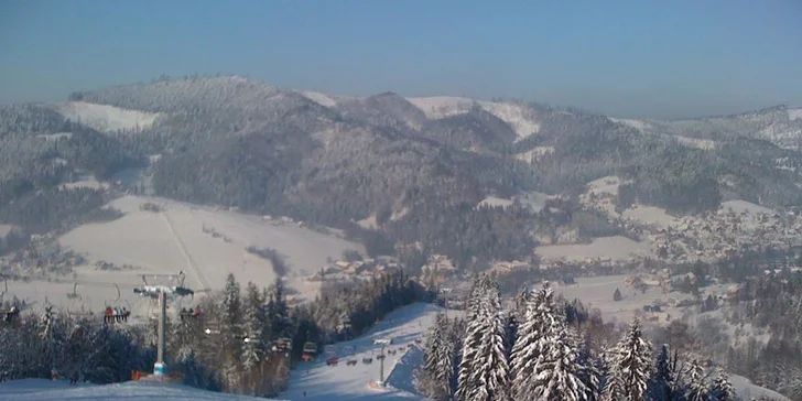 Sjezdovky jsou tu na každém rohu, tu nejbližší máte 400 m od hotelu.