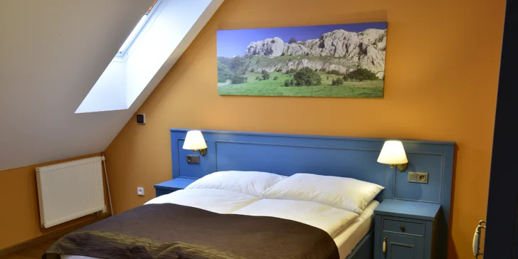 Apartmán nabízí oddělenou ložnici s manželskou postelí, obývající pokoj s rozkládací pohovkou pro dva a kompletně vybavenou kuchyň.