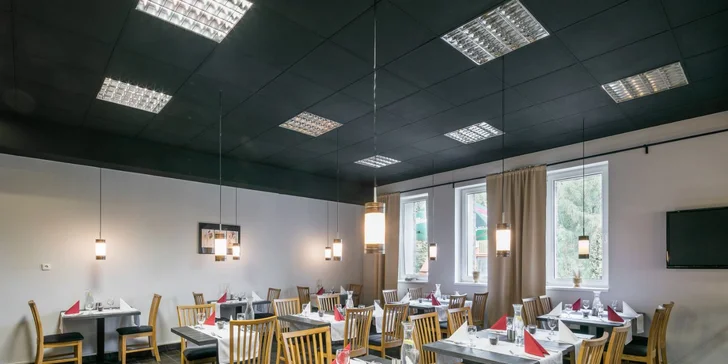 Zajištěnou máte také polopenzi v hotelové restauraci, která je pro změnu ve 3. patře. 