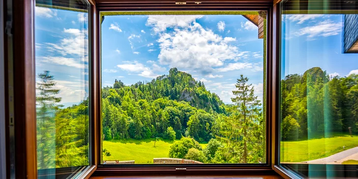 Výhľad na zrúcaninu Vršateckého hradu a majestátne Biele Karpaty sa vám určite tak skoro nezunuje. 