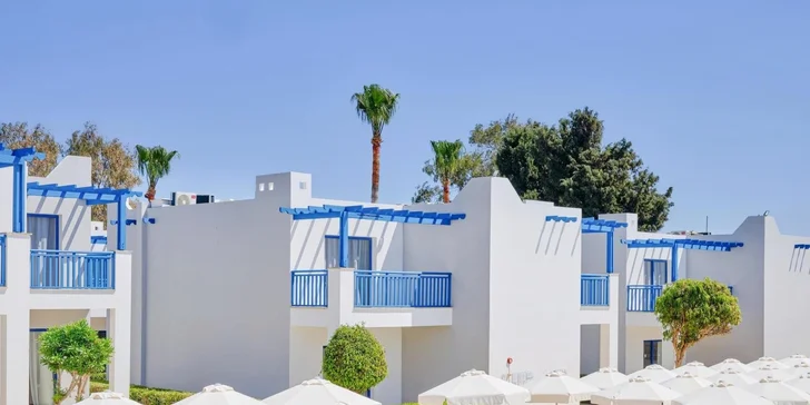 Ikonická Nissi Beach s jejím bílým pískem je dostupná příjemnou procházkou po pobřežní stezce. 