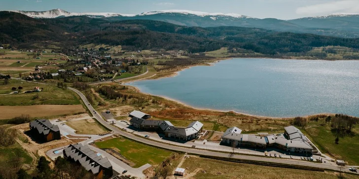 Kochat se budete výhledy na jezero a okolní hory. 