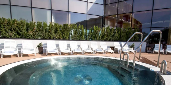 Užite si relax vo vírivke na slnečnej terase.