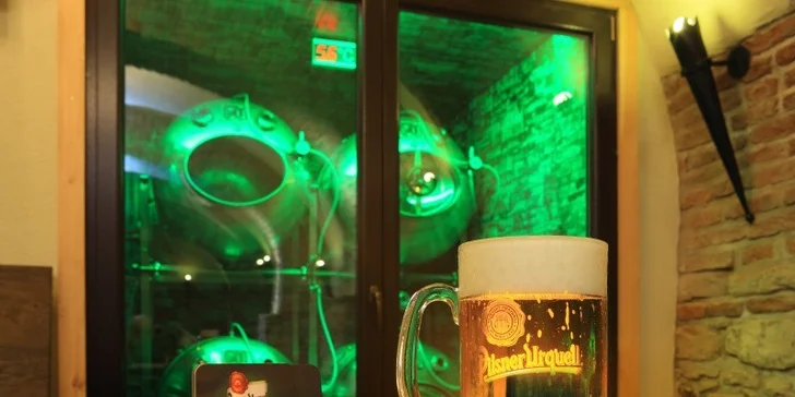 V restauraci se čepuje tanková Plzeň, která je ideální na spláchnutí masové bašty. 