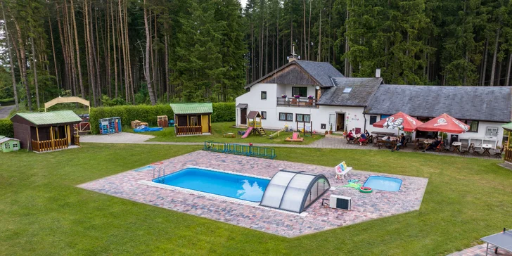Děti zabaví hřiště se skluzavkou a pískovištěm.