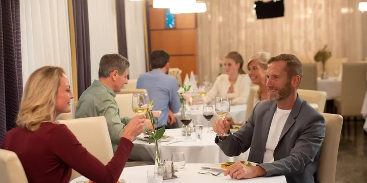 Snídaně, obědy i večeře si vychutnáte formou bufetových stolů v hotelové restauraci Atilla.