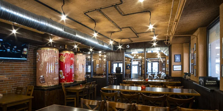 Pub ponúka široký výber pív, kávy, alko a nealko nápojov, pizze a iných jedál. 