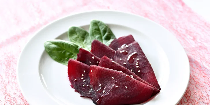 Voila předkrm: carpaccio z červené řepy a domácí ciabata.