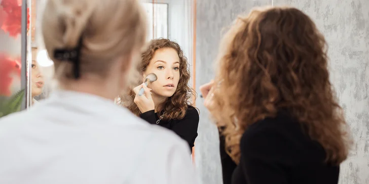 Kurzy líčení i VIP rituál s dárkem a analýzou pleti: denní i večerní make-up