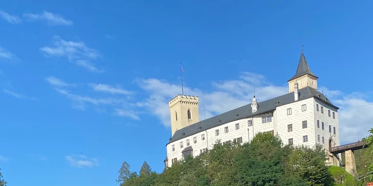 Penzion stojí kousek od hradu.