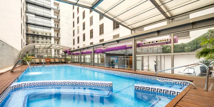 Ubytujete sa v hoteli Ilunion Málaga**** len 280 m od piesočnatej pláže.