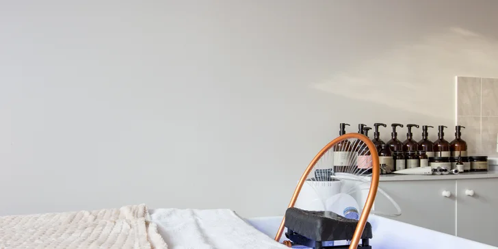 V modernom headspa salóne si vyberiete z viacerých variantov, od intenzívnej detoxikácie cez relaxačné masáže až po exkluzívne rituály LUXURY s čistením pleti.