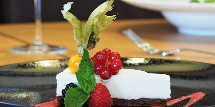 A na závěr se těšte na cheesecake s malinovou omáčkou. 