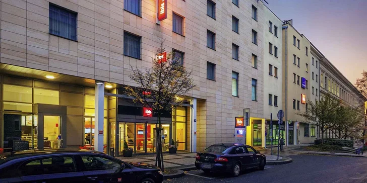 Hotel stojí 10 minut chůze od Václavského náměstí, Národního muzea, Státní opery a pražského kongresového centra. 