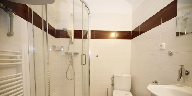 Ke všem pokojům náleží pohodlné postele, televize a Wi‑Fi, koupelna se sprchou a toaletou a také minibar a rychlovarná konvice. 