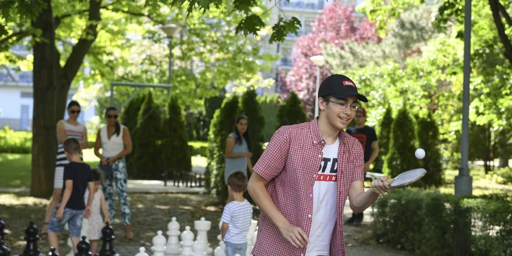 Venku si můžete zahrát ping-pong.