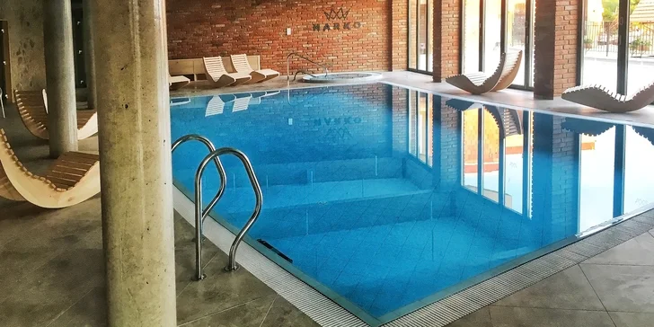 Ve wellness je bazén, dvě vířivky i Kneippův chodník. 