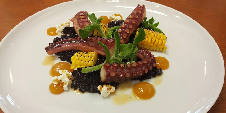 Každý z vás má v rámci balíčku poukázku v hodnotě 150 Kč/noc, která platí na jakékoli hotelové služby, tedy třeba i v restauraci. 