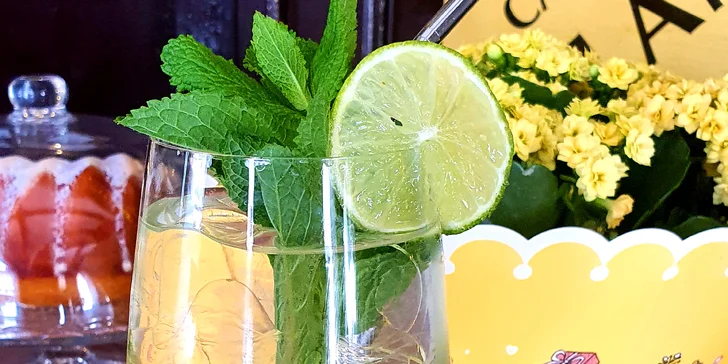 Vybírat můžete z nabídky káv, čajů, dát si svařák, limonádu nebo třeba sklenku vína či piva Bernard. 