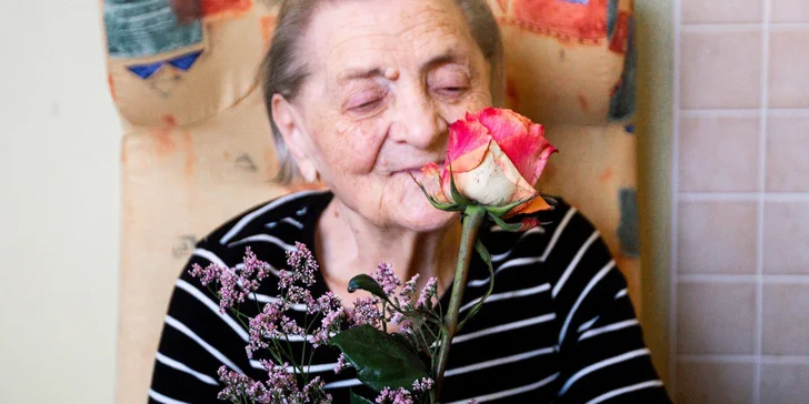 Potěšte dvakrát: kytice do domovů pro seniory od floristů s epilepsií