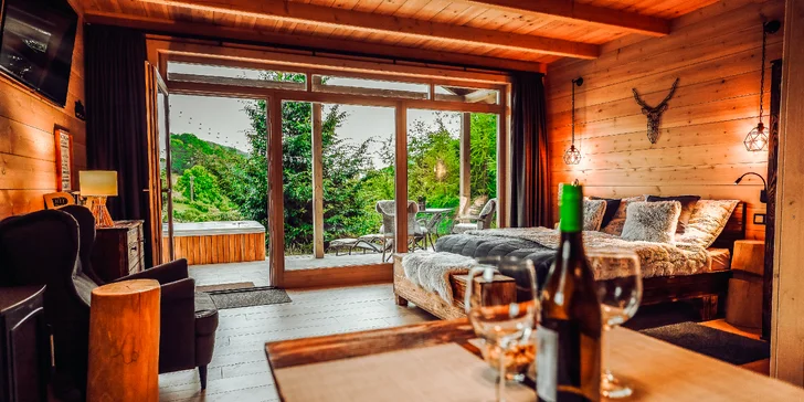 Chalet for You ponúka dve exkluzívne, drevom obložené chatky – Domček Szalakóta a Domček Széncinege.
