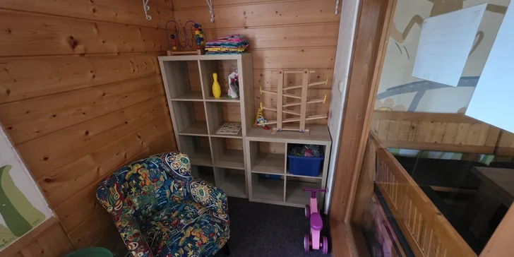 Pre deti je k dispozícii herňa aj vonkajšie ihrisko s trampolínou.