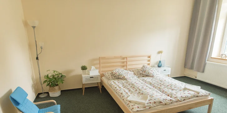 Môžete si vybrať, či prídete vo dvojici a ubytujete sa v novo zrekonštruovanej dvojlôžkovej izbe, alebo vyrazíte celá rodina a dáte prednosť chatke, kam sa vojdete až štyria.